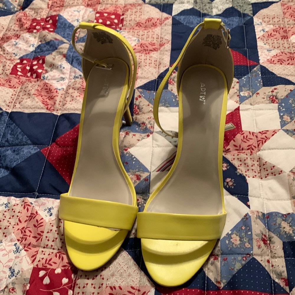 Kohls Apt9 yellow high heels